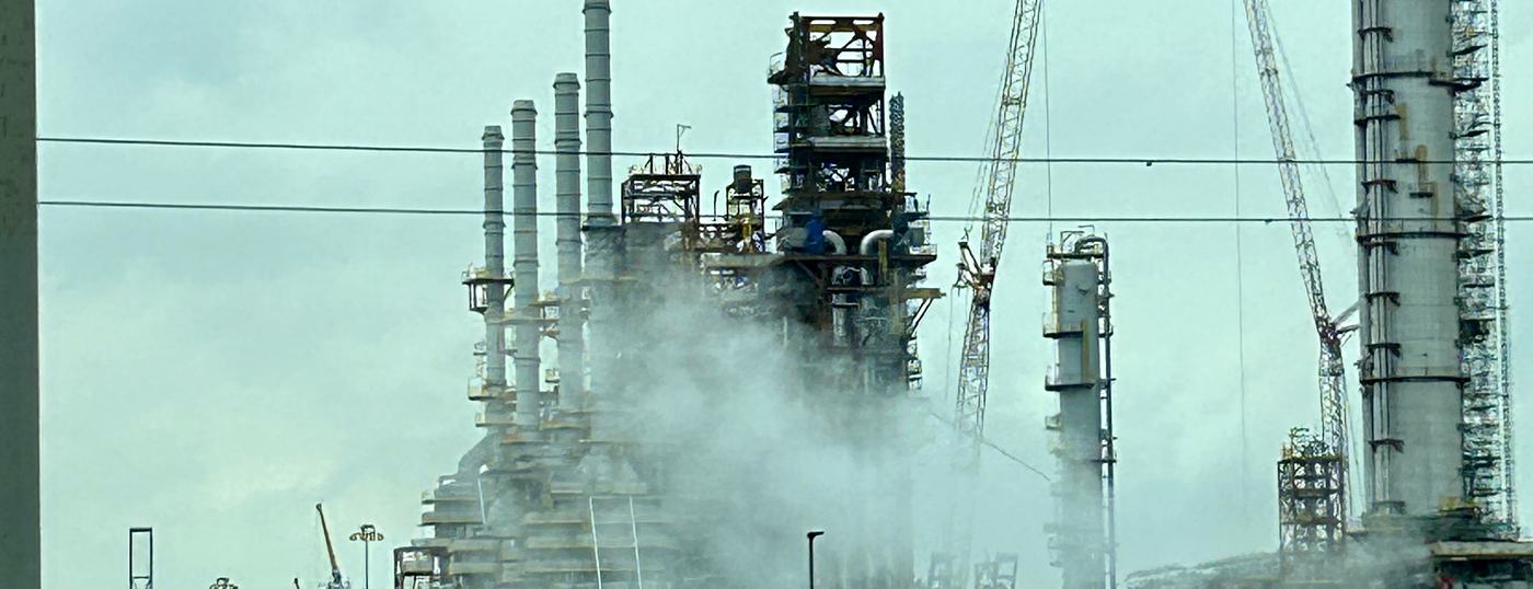 Procesinstallatie in de petrochemie tijdens werken