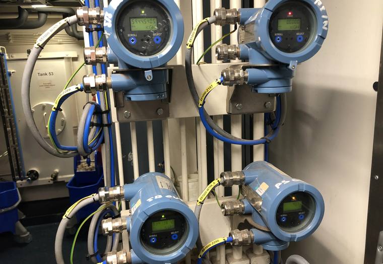 Instrumentatie met bekabeling en tubing aan boord