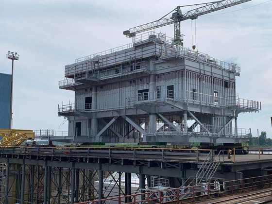 Offshore substation op transporters aan de kade
