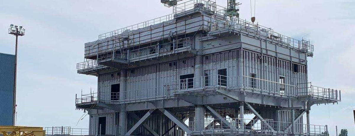 Offshore substation op transporters aan de kade